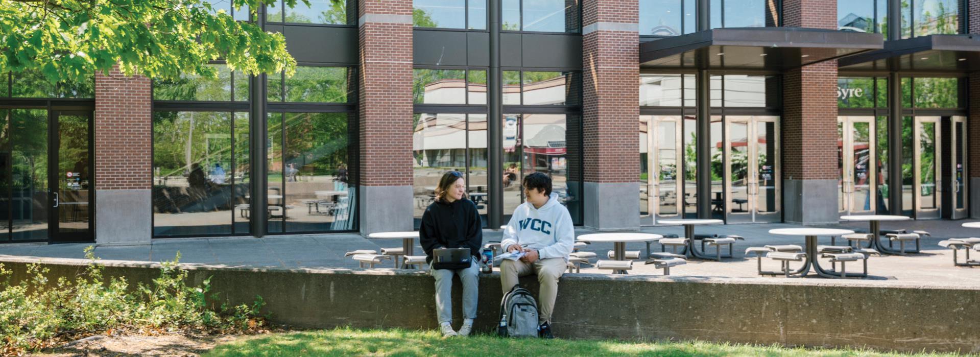 Students talking in front of Syre